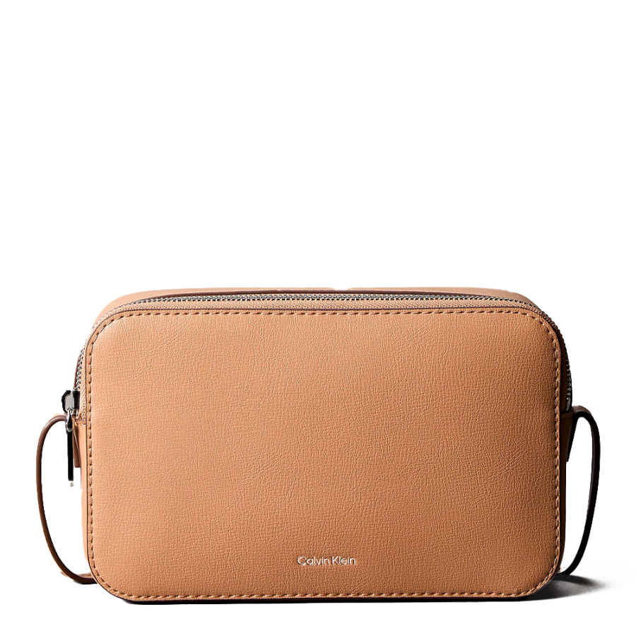 bolso-bandolera-tipo-camara-con-logo-en-lamina