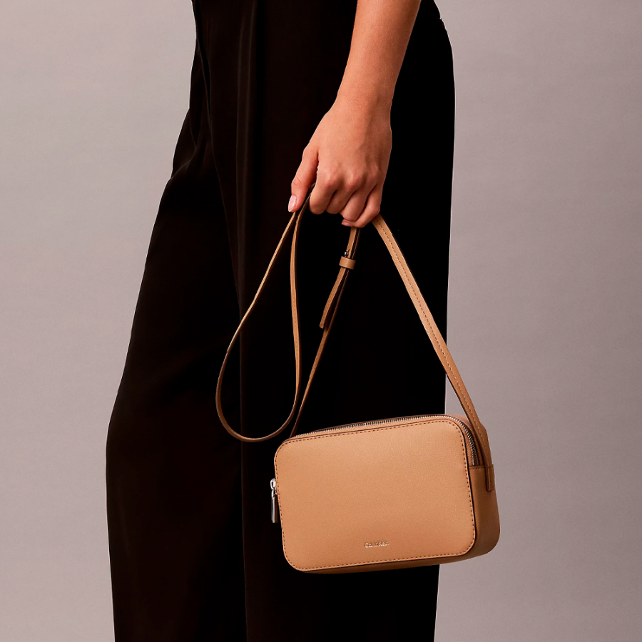 bolso-bandolera-tipo-camara-con-logo-en-lamina