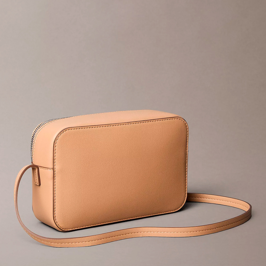 bolso-bandolera-tipo-camara-con-logo-en-lamina