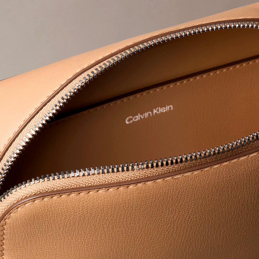 bolso-bandolera-tipo-camara-con-logo-en-lamina