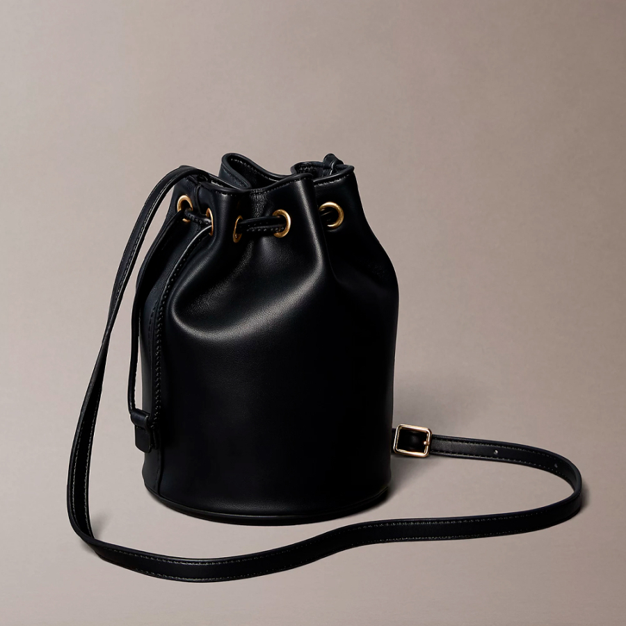 bolso-saco-pequeno-con-monograma-distintivo