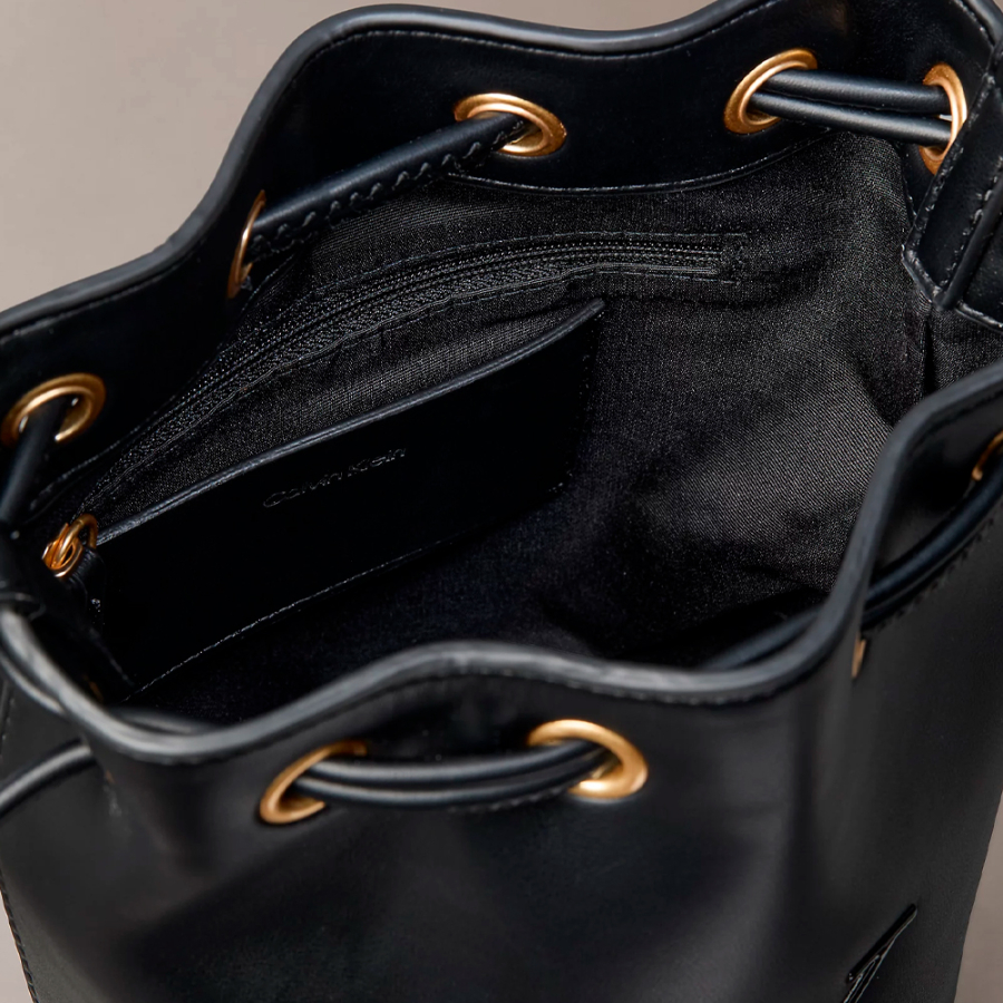 bolso-saco-pequeno-con-monograma-distintivo