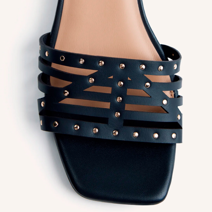 sandalias-tacon-piel-y-tachas-bais sandalias-tacon-piel-y-tachas-bais