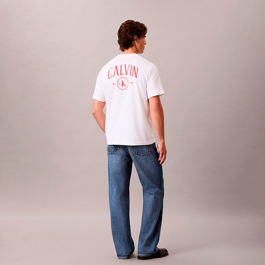 camiseta-con-logo-universitario