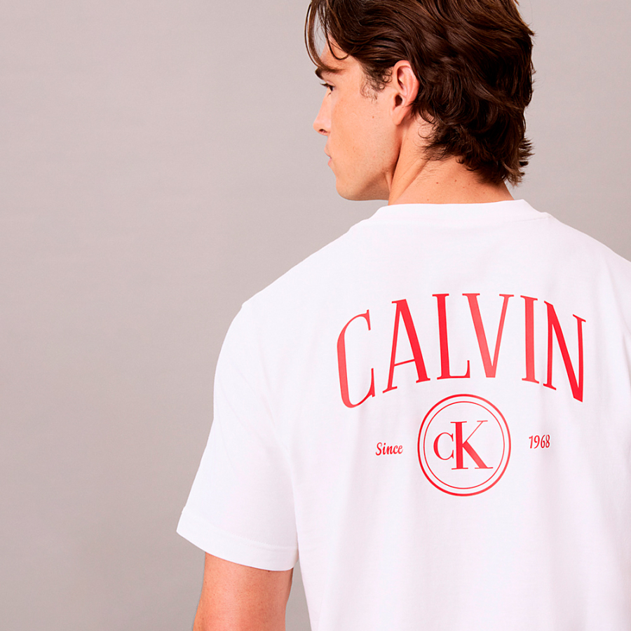 camiseta-con-logo-universitario