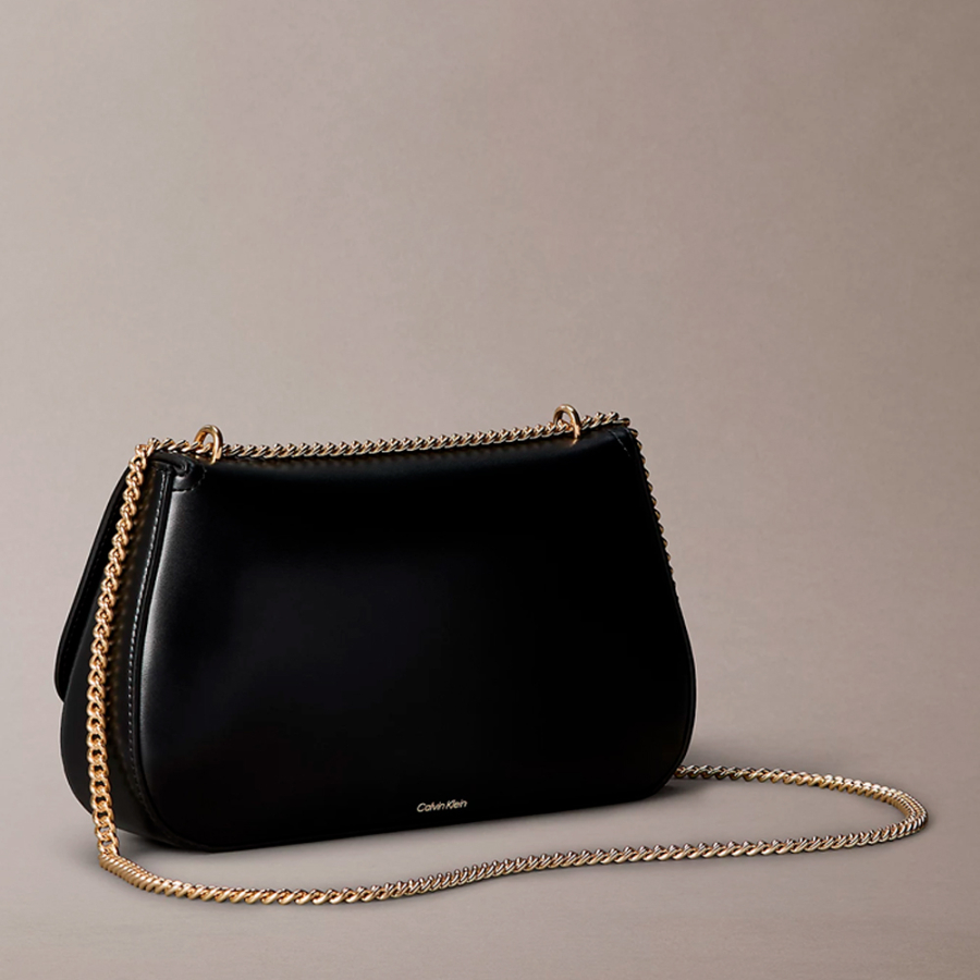 bolso-de-hombro-con-herraje-con-monograma bolso-de-hombro-con-herraje-con-monograma