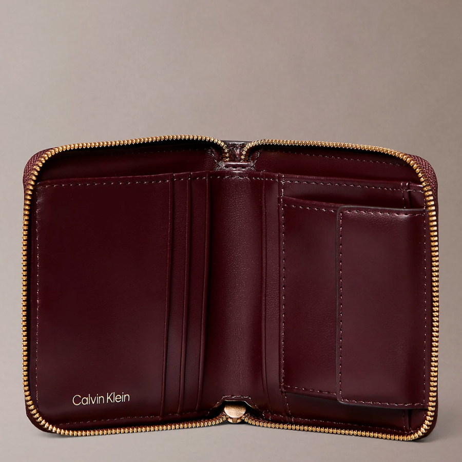 cartera-con-cremallera-con-logo-en-lamina