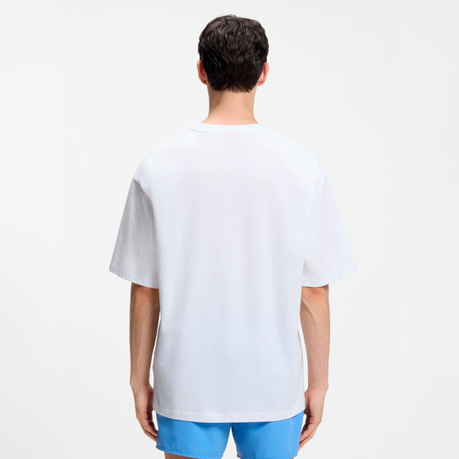 camiseta-com-estampa-de-logotipo-repetida