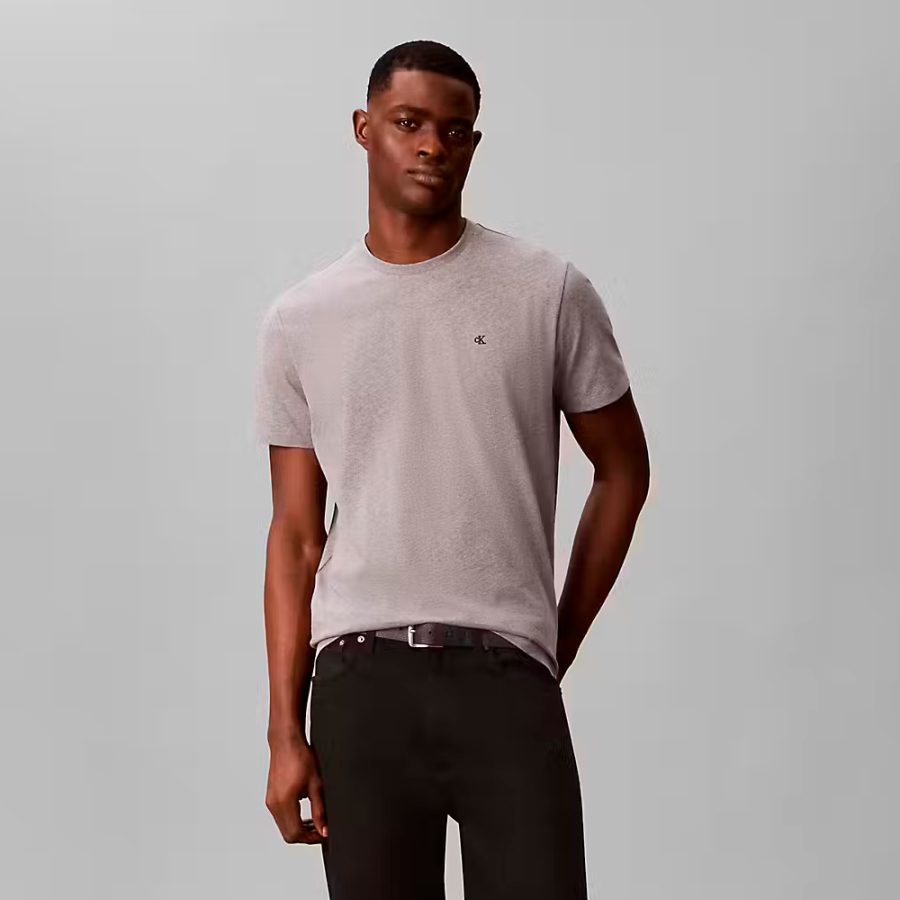 camiseta-classica-com-monograma