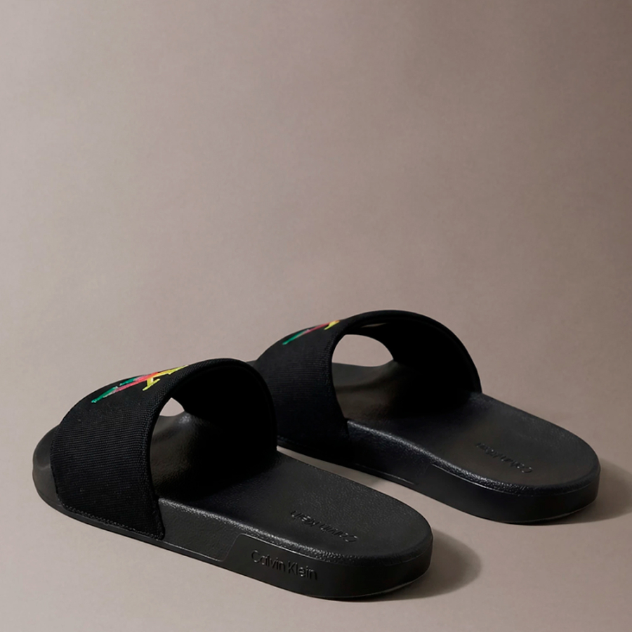 konturierte-flip-flops-aus-canvas-mit-logo