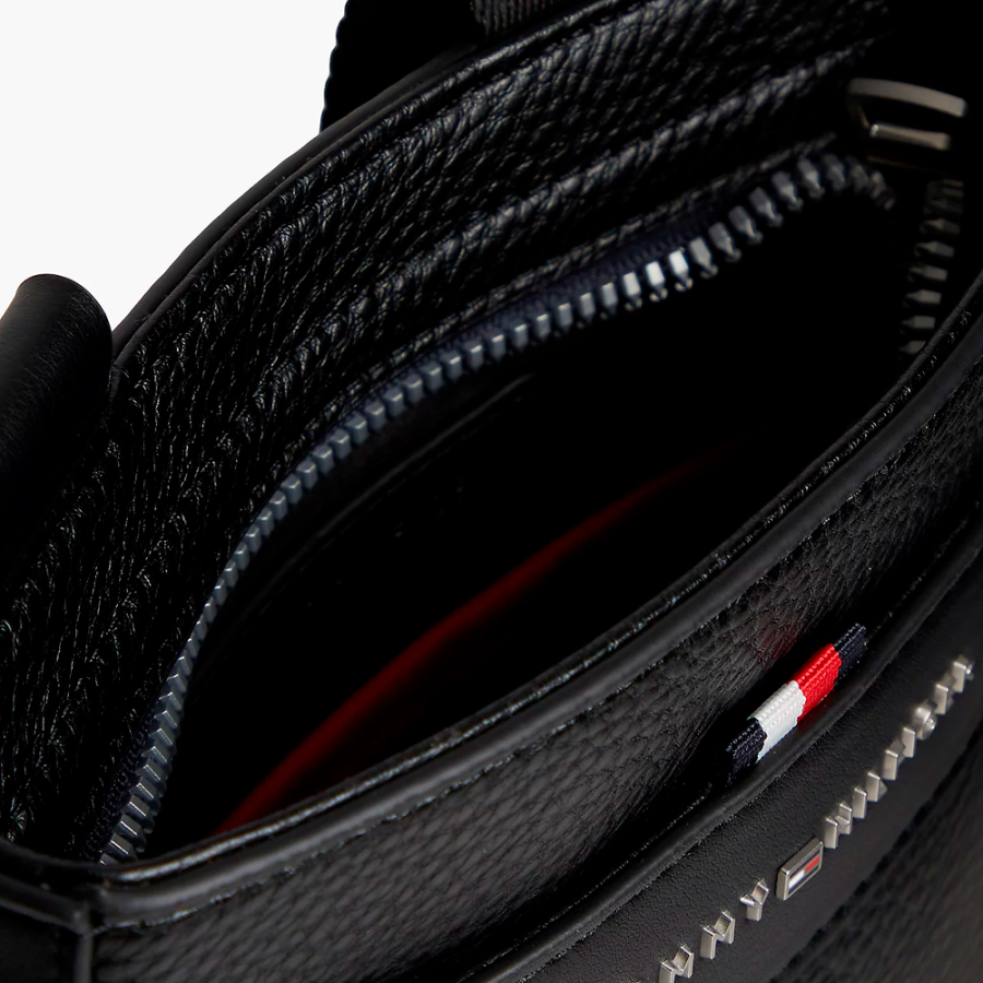 bolso-mensajero-texturizado-con-logo-metalico bolso-mensajero-texturizado-con-logo-metalico