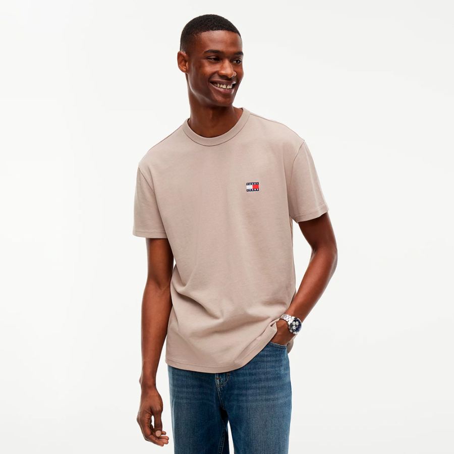 camiseta-con-cuello-redondo-y-logo camiseta-con-cuello-redondo-y-logo