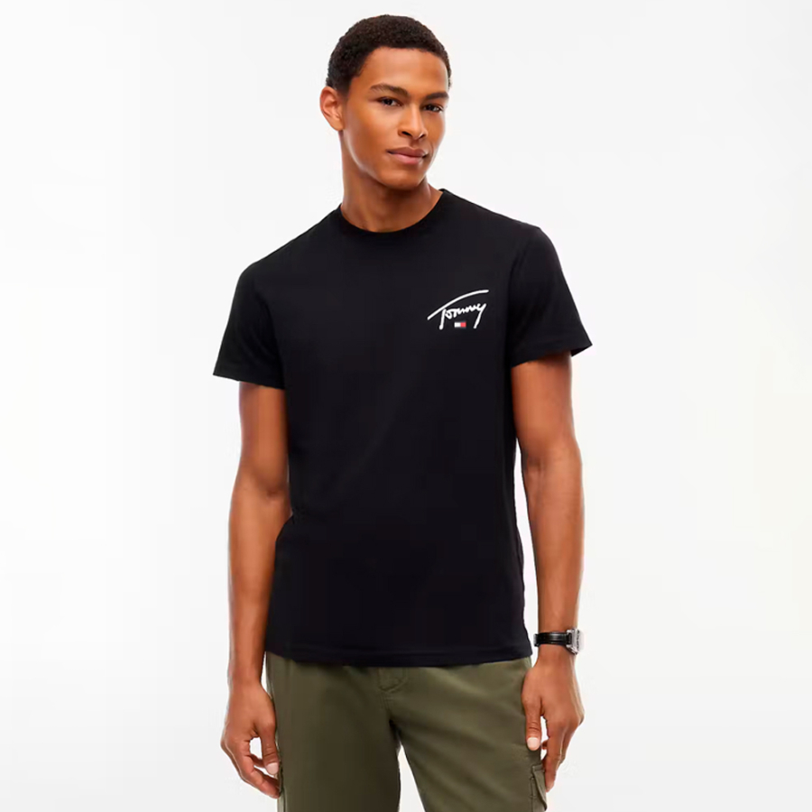t-shirt-slim-con-spilla-sul-petto