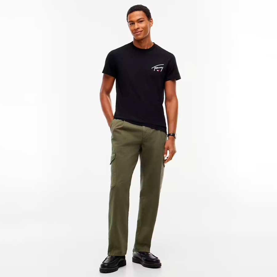 t-shirt-slim-con-spilla-sul-petto