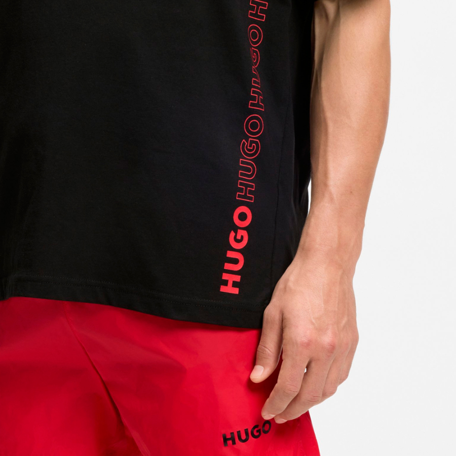 camiseta-con-estampado-de-logos-repetidos camiseta-con-estampado-de-logos-repetidos