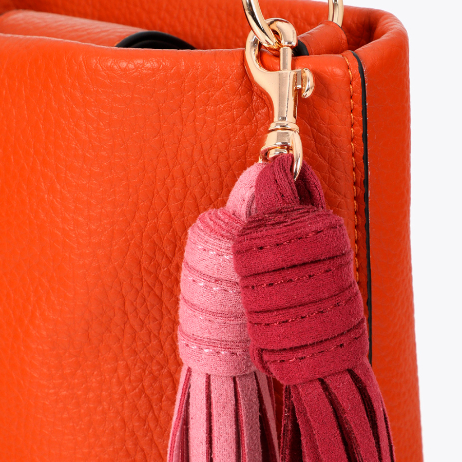 bandolera-efecto-piel-con-pompones bandolera-efecto-piel-con-pompones