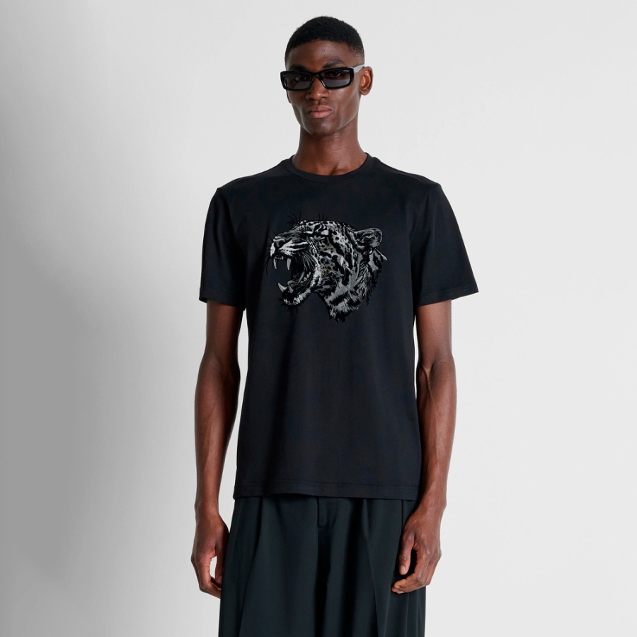 camiseta-de-corte-regular-com-estampa-flocada camiseta-de-corte-regular-com-estampa-flocada