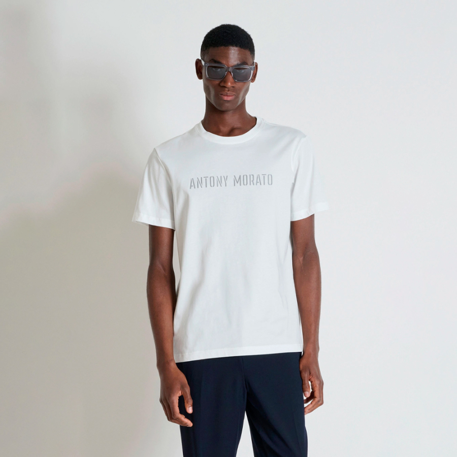 camiseta-regular-fit-con-logo-plata-mate