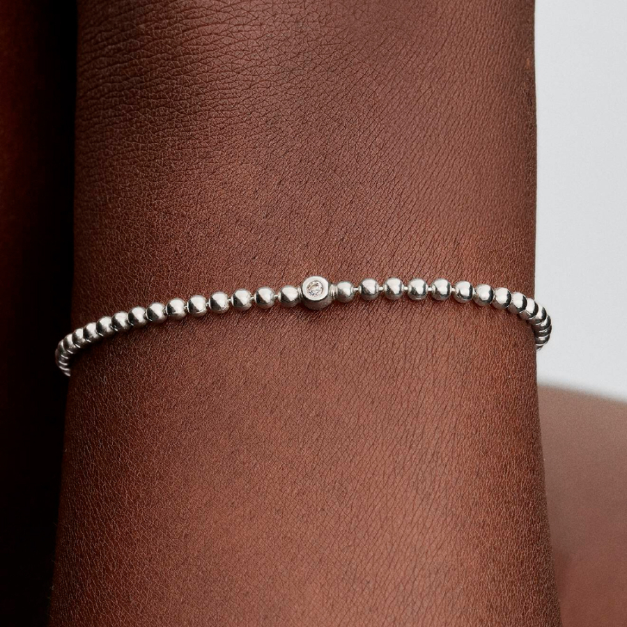 armband-mit-perlen-und-funkelnden-edelsteinen-594822c01
