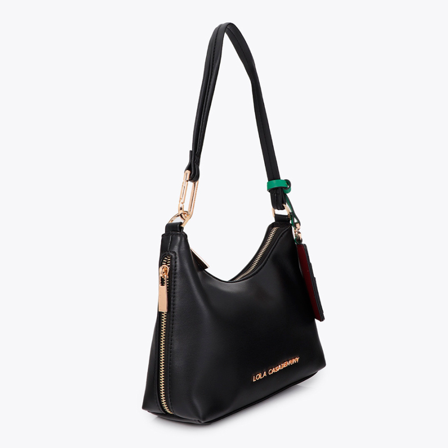 borsa-a-tracolla-con-ciondolo-a-contrasto borsa-a-tracolla-con-ciondolo-a-contrasto