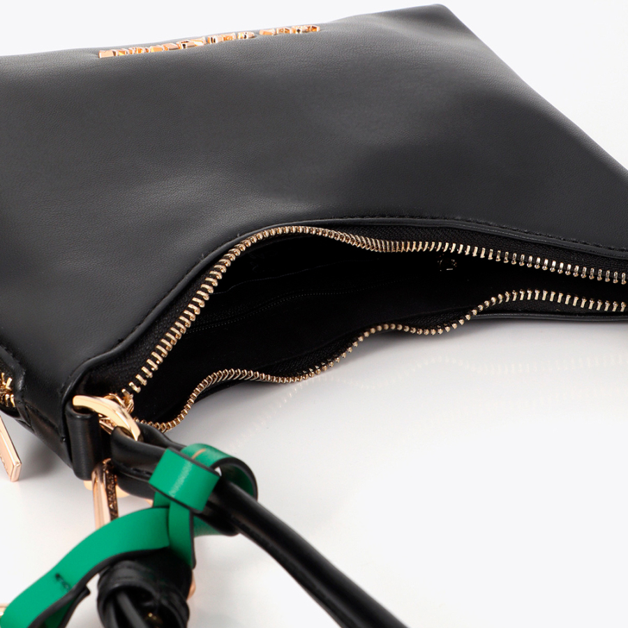 sac-bandouliere-avec-pendentif-contrastant