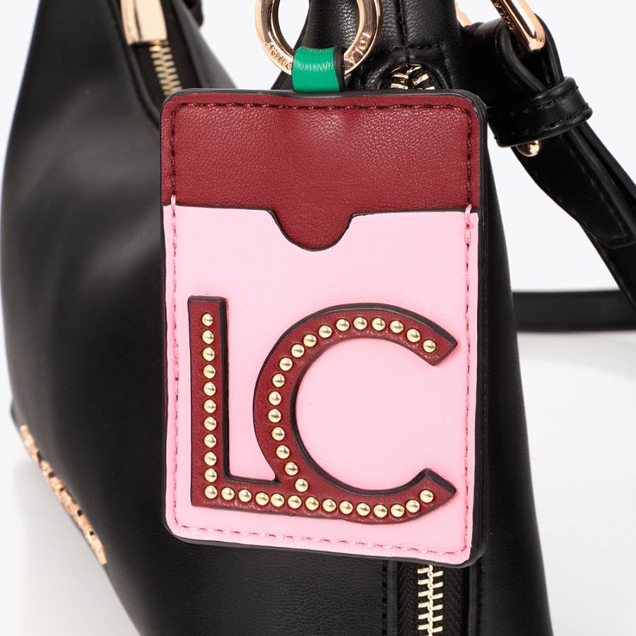 borsa-a-tracolla-con-ciondolo-a-contrasto borsa-a-tracolla-con-ciondolo-a-contrasto