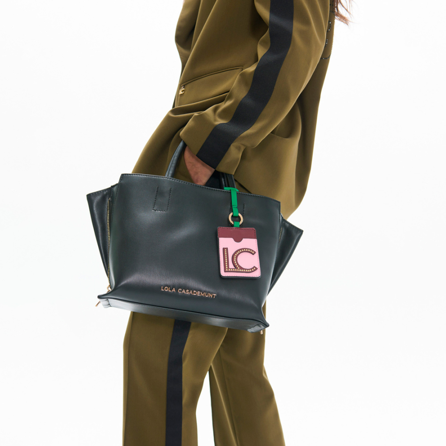 bolso-shopper-con-colgante-a-contraste bolso-shopper-con-colgante-a-contraste