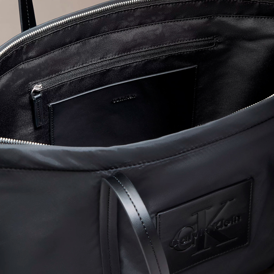 bolso-tote-con-logo-monograma-grabado