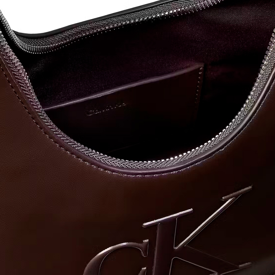 sac-en-croissant-avec-monogramme-grave