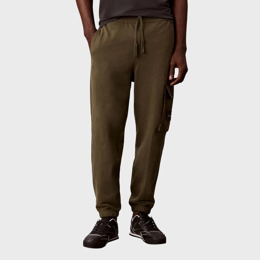 ck-pant-lv04rj204g-li1-txxs-eu-350terry-badge-jogger-olive-night ck-pant-lv04rj204g-li1-txxs-eu-350terry-badge-jogger-olive-night