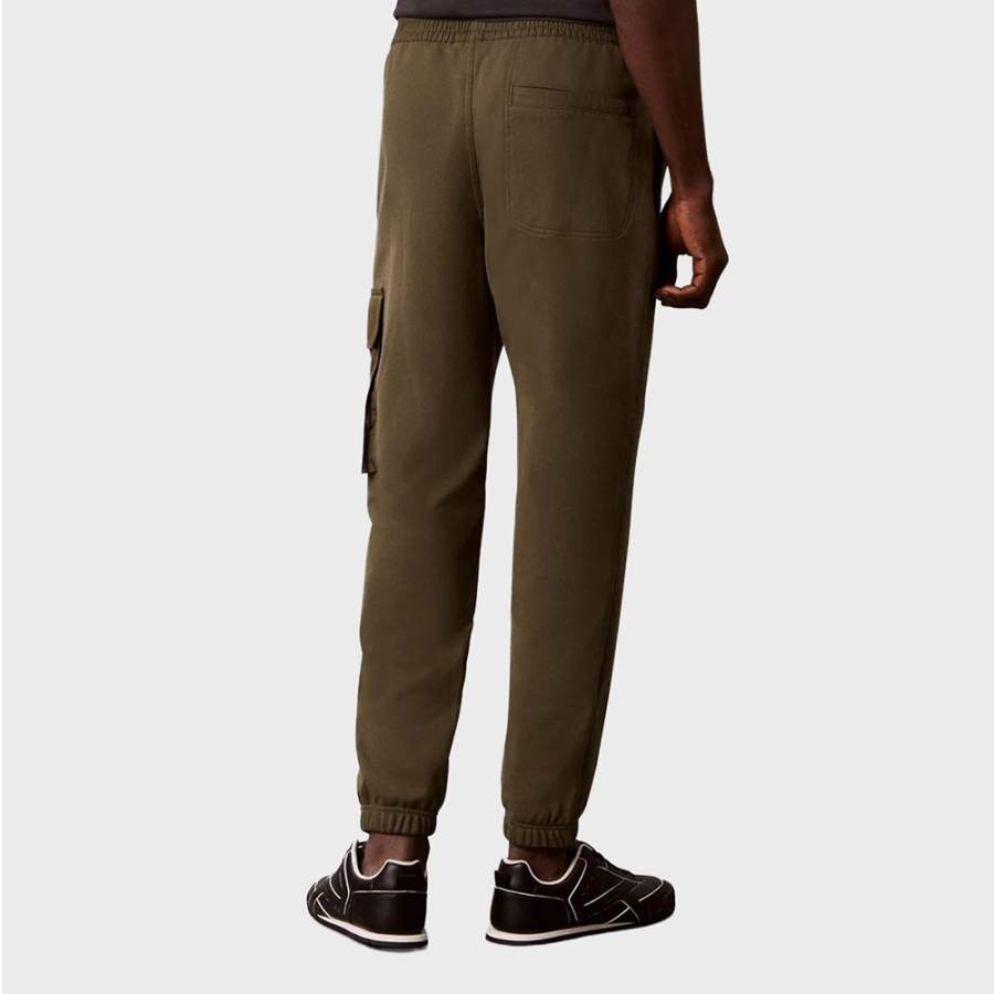 ck-pant-lv04rj204g-li1-txxs-eu-350terry-badge-jogger-olive-night ck-pant-lv04rj204g-li1-txxs-eu-350terry-badge-jogger-olive-night