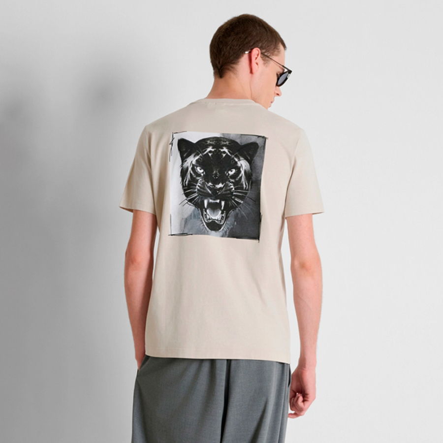 normal-geschnittenes-t-shirt-mit-aufdruck-auf-der-vorderseite normal-geschnittenes-t-shirt-mit-aufdruck-auf-der-vorderseite