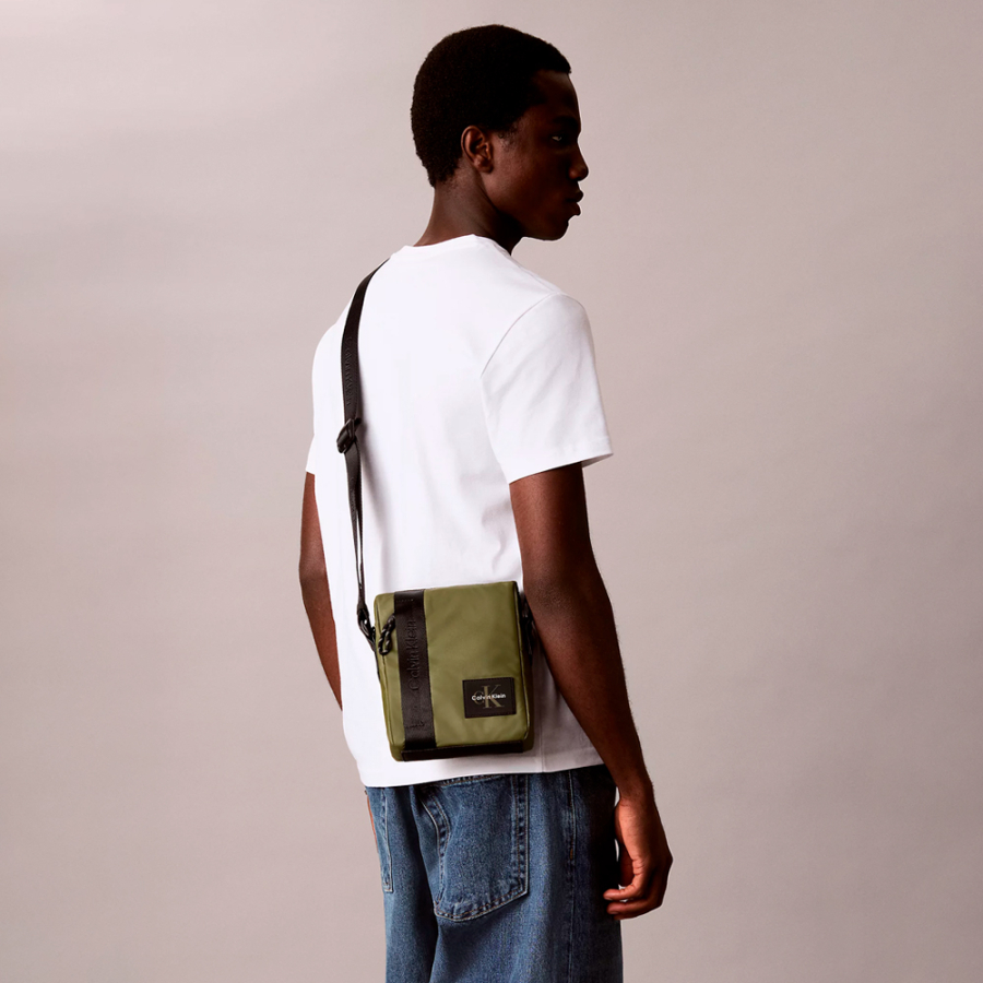 reportertasche-mit-monogramm-logo-aufnaher reportertasche-mit-monogramm-logo-aufnaher