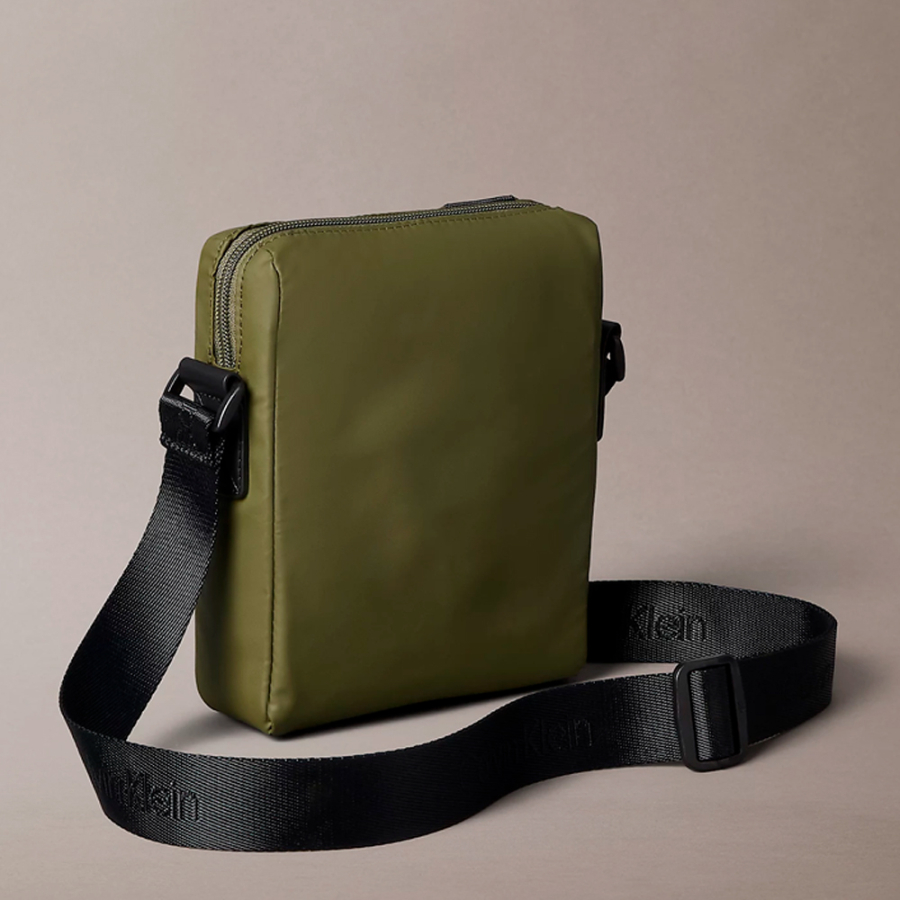 reportertasche-mit-monogramm-logo-aufnaher reportertasche-mit-monogramm-logo-aufnaher