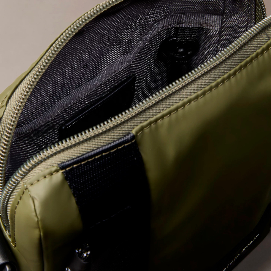 reportertasche-mit-monogramm-logo-aufnaher reportertasche-mit-monogramm-logo-aufnaher