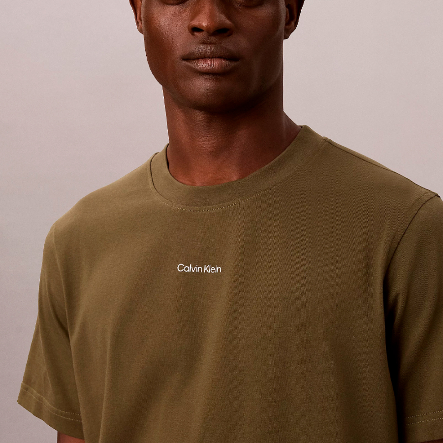 loose-fitting-t-shirt-with-logo-on-the-back